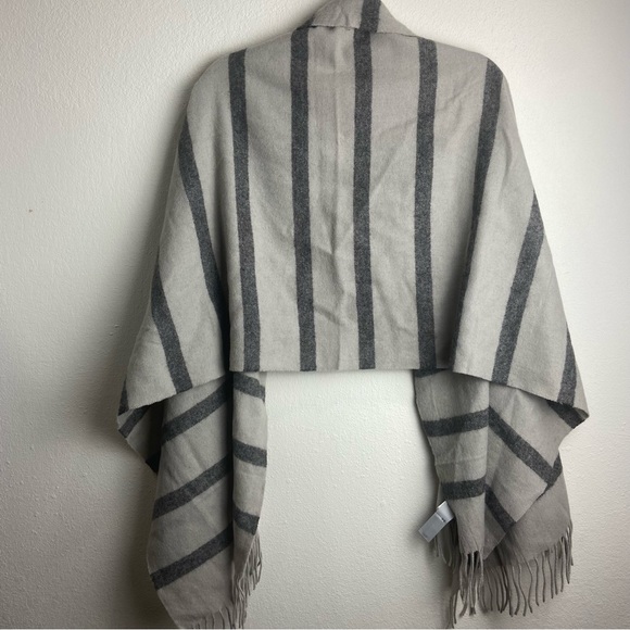 Madewell grey and silver 100 percent wool winter cozy capelet shawl fringe - Picture 2 of 4
